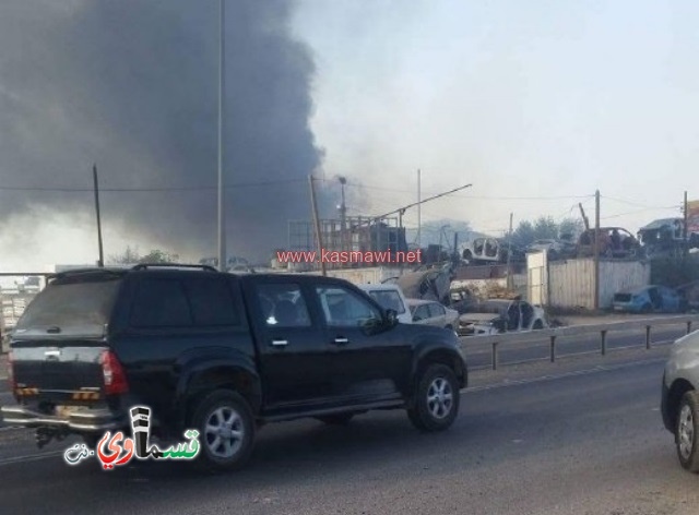 قلنسوة: إندلاع حريق كبير في محل لقطع السيارات قرب الشارع الرئيسي